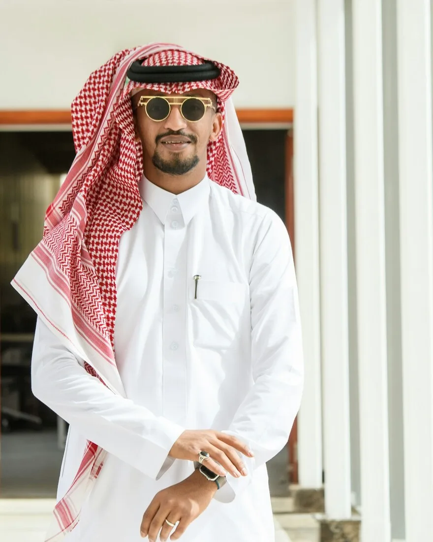 صاحب منشأة سعودي في مكتبه